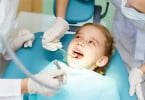 criança no dentista