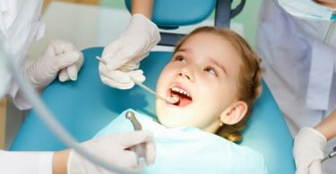 criança no dentista