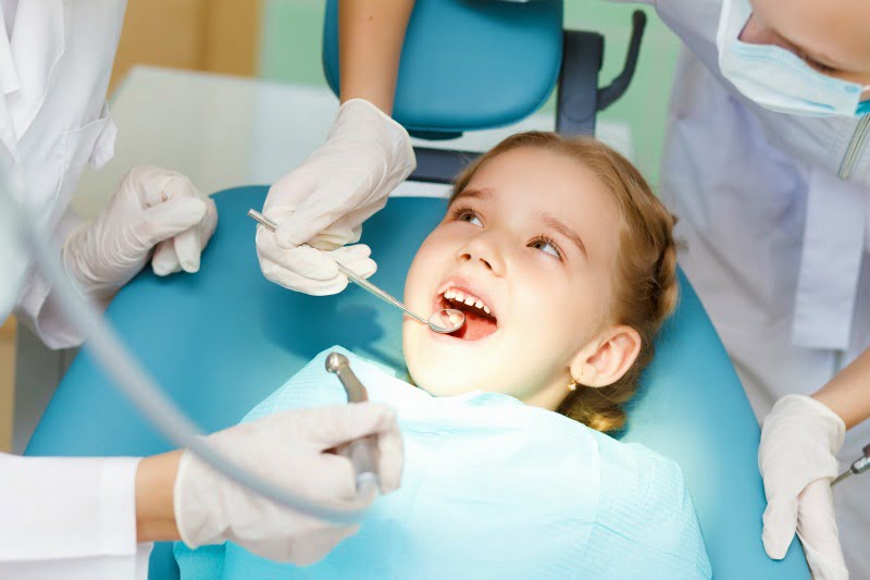 criança no dentista