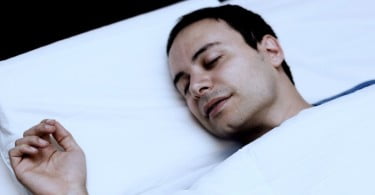 homem a dormir com a boca aberta