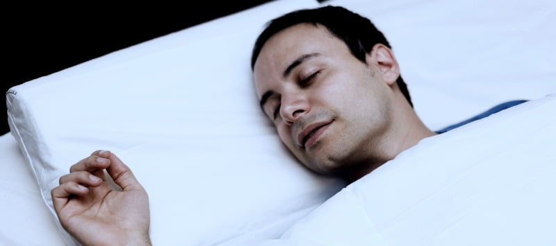 homem a dormir com a boca aberta