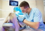 pessoa no dentista