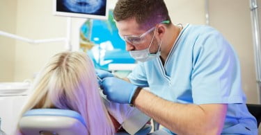 pessoa no dentista