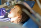 criança no dentista
