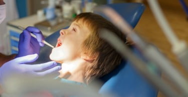 criança no dentista