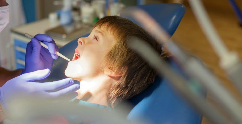 criança no dentista
