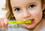 40% das crianças entre os 3 e os 6 anos usam demasiada pasta de dentes