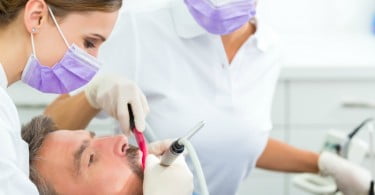 Homem no dentista Saúde Oral
