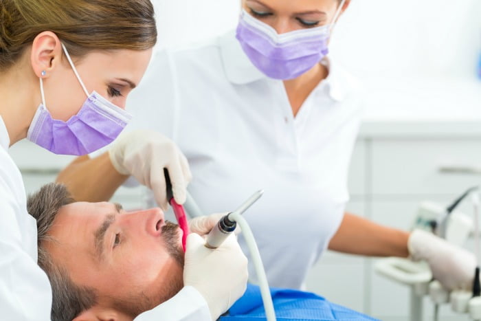 Homem no dentista Saúde Oral