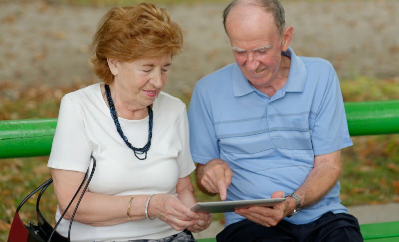 idosos com tablet Saúde Oral