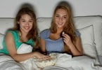 adolescentes a ver TV à noite Saúde Oral