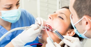 dentista a atender paciente