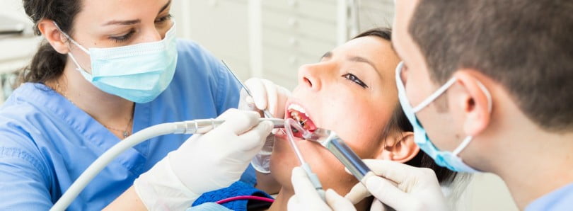 dentista a atender paciente