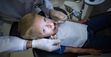 Criança no dentista