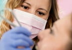 dentista a fazer check-up