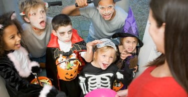 crianças a pedir doces no Halloween Saúde Oral