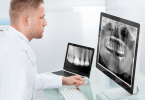 dentista a usar computador Saúde Oral