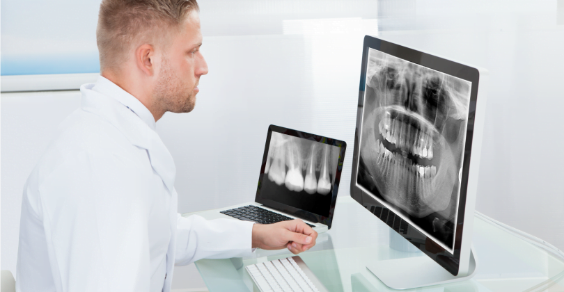 dentista a usar computador Saúde Oral