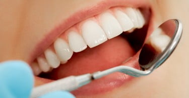 A saúde oral está diretamente relacionada com a saúde no geral, podendo impactar várias doenças.  Preparámos algumas dicas que o vão ajudar a melhorar a sua saúde oral. 