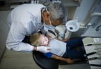 dentista com má postura Saúde Oral