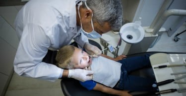 dentista com má postura Saúde Oral