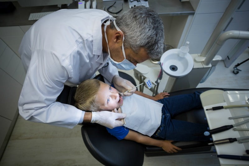 dentista com má postura Saúde Oral