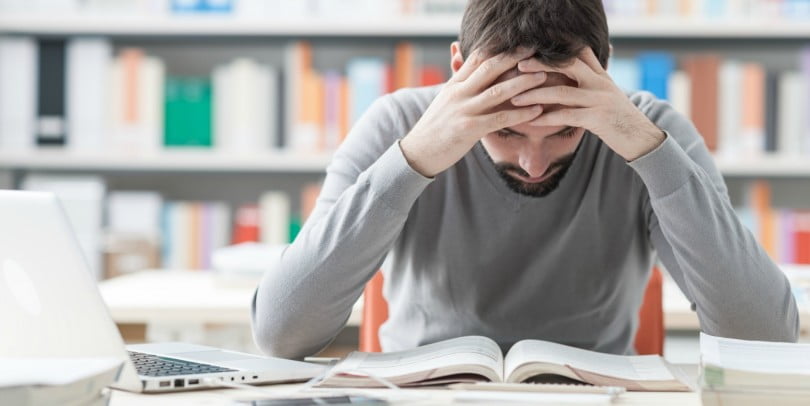 estudante com dor de cabeça Saúde Oral