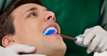homem no dentista Saúde Oral