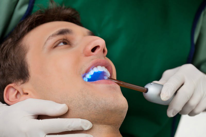 homem no dentista Saúde Oral