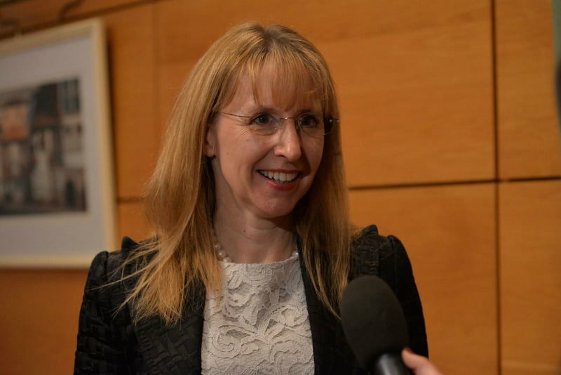 Nicola West fellowship pelo Royal College of Surgeons of England PhD na University of Wales Cardiff em hipersensibilidade