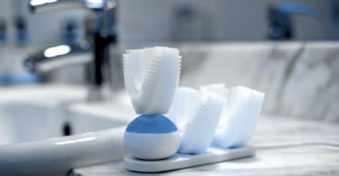 Startup cria escova que lava os dentes em 10 segundos