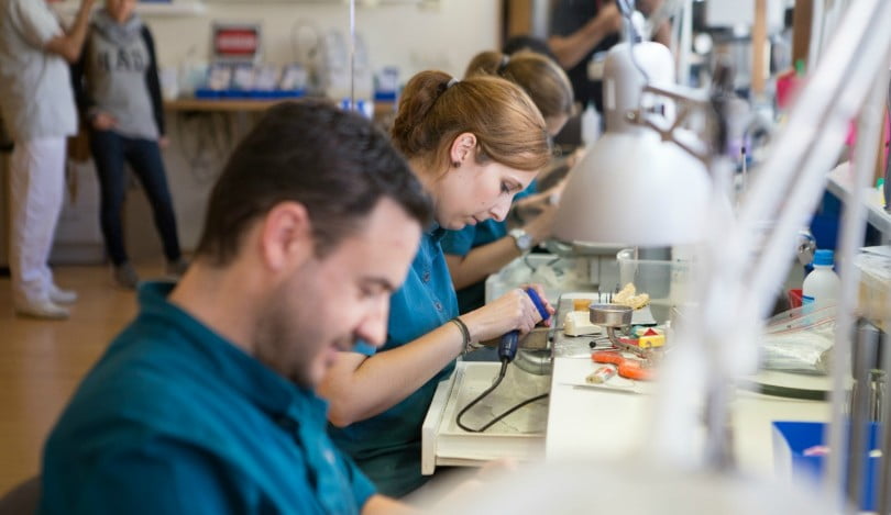 "Os técnicos de prótese dentária e os médicos dentistas estão ao mesmo nível"