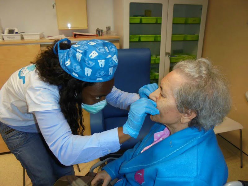 “É a placa bacteriana, e não o envelhecimento, que causa a perda de dentes”
