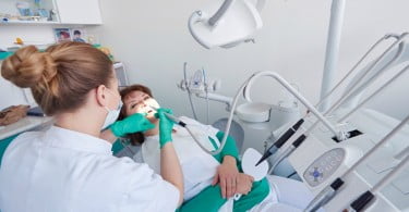 Cientistas descobrem que chá verde pode tratar sensibilidade dentária