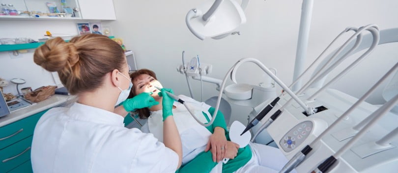 Cientistas descobrem que chá verde pode tratar sensibilidade dentária