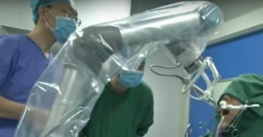 Um robot realizou pela primeira vez, na China, uma cirurgia autónoma de colocação de implantes dentários, sem qualquer intervenção humana.