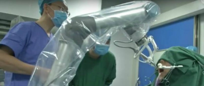Um robot realizou pela primeira vez, na China, uma cirurgia autónoma de colocação de implantes dentários, sem qualquer intervenção humana.