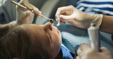 20% dos pais de crianças com menos de 18 anos nunca as levaram ao dentista