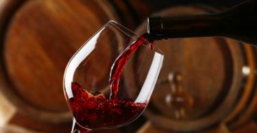 Vinho tinto: a nova arma contra as doenças da gengiva e cáries?