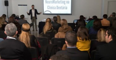 Dentistas brasileiros e portugueses reunidos para falar de Implantologia