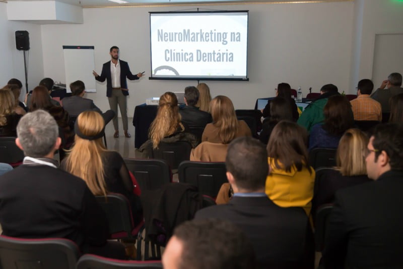 Dentistas brasileiros e portugueses reunidos para falar de Implantologia