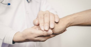 Costuma agarrar na mão dos pacientes? Saiba que pode reduzir a dor