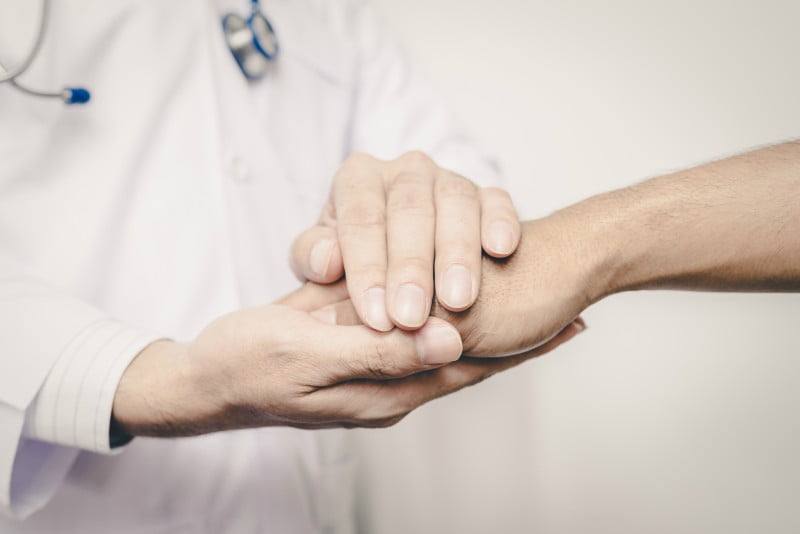 Costuma agarrar na mão dos pacientes? Saiba que pode reduzir a dor