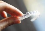Ortodontistas preocupados com a popularidade de aparelhos ortodônticos transparentes ‘caseiros’