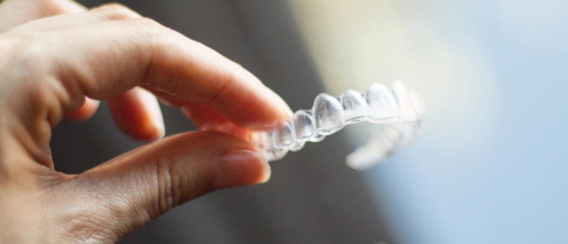 Ortodontistas preocupados com a popularidade de aparelhos ortodônticos transparentes ‘caseiros’