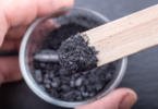 Tendência: o que se sabe sobre branqueadores à base de carvão e casca de coco?