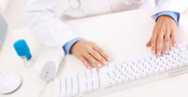 Profissionais de saúde nacionais vão ter acesso gratuito a plataformas médicas digitais