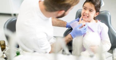 Extrações dentárias completas em crianças preocupam responsáveis de saúde do Reino Unido