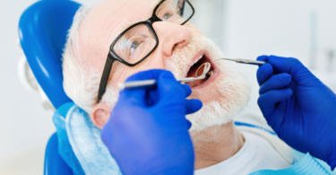 Novo estudo confirma conexão entre doenças de gengiva e Alzheimer