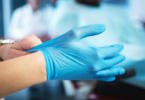Portugueses criam luva com sensores para ensinar medicina dentária